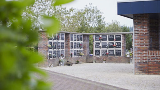 Veel nabestaanden hebben behoefte aan een plek waar zij hun dierbare in alle rust kunnen gedenken. De as kan in een urn worden bijgezet in een urnenmuur of columbarium.